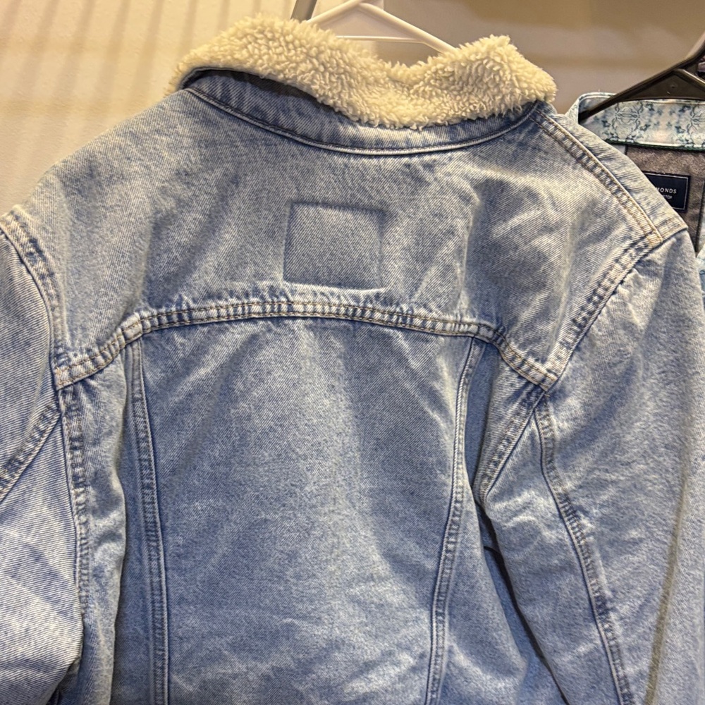 Levi's Light Blue Denim Jacket with Sherpa Collar - Picture 3 of 3
